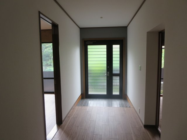 中古戸建　四條畷市清滝中町（平成6年築）の玄関|陽が差し込むゆったり広く使える玄関です！