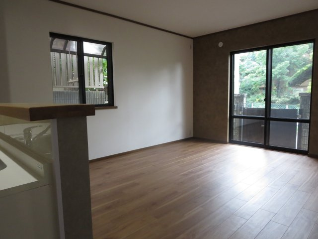 中古戸建　四條畷市清滝中町（平成6年築）の居間・リビング|窓から緑が見えてゆったりくつろげるリビングダイニング！