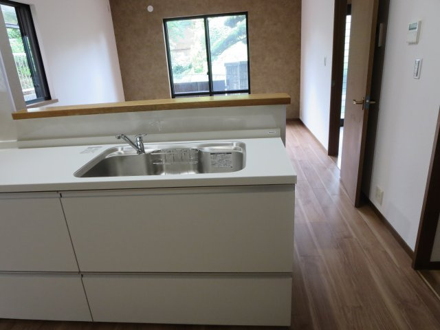 中古戸建　四條畷市清滝中町（平成6年築）のキッチン|リフォーム済のきれいなカウンターキッチンで家族の会話もはずみそう！