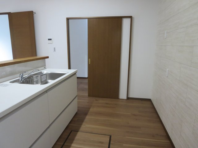 中古戸建　四條畷市清滝中町（平成6年築）のキッチン|床下収納も付いている広々キッチン！