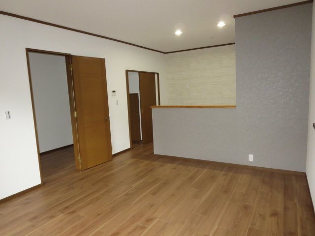 中古戸建　四條畷市清滝中町（平成6年築）の居間・リビング|おしゃれなアクセントクロス☆