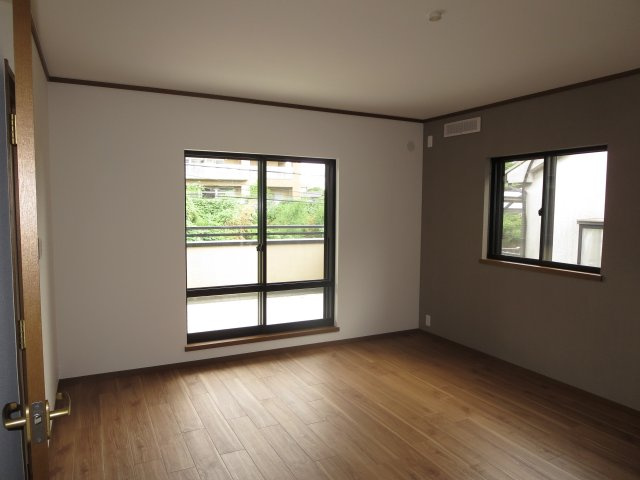 中古戸建　四條畷市清滝中町（平成6年築）の洋室|二面開口で通風＆陽当りいい洋室広々8.5帖！