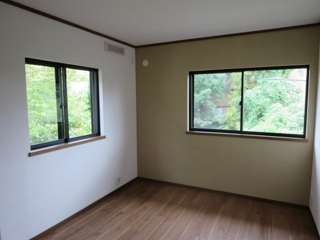 中古戸建　四條畷市清滝中町（平成6年築）の洋室|二面開口で通風＆陽当りいい洋室です！景色もよく楽しく過ごせそう♪