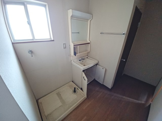 東松山市殿山町 中古戸建(5ＬＤＫＫ)2階にもキッチン有の独立洗面台|2階