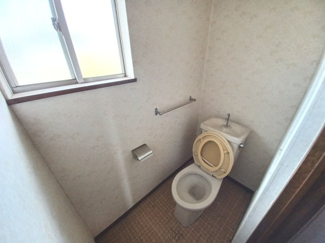 東松山市殿山町 中古戸建(5ＬＤＫＫ)2階にもキッチン有のトイレ|2階