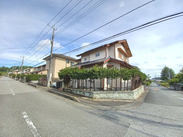 東松山市殿山町 中古戸建(5ＬＤＫＫ)2階にもキッチン有のその他|前面道路：西側幅員約6m公道に約10.6m接道
　　　　　北側幅員約9m公道に約10.6m接道