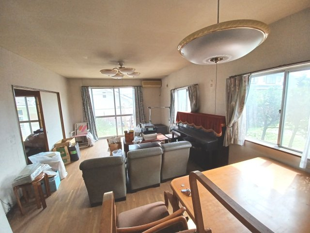 東松山市殿山町 中古戸建(5ＬＤＫＫ)2階にもキッチン有の居間・リビング