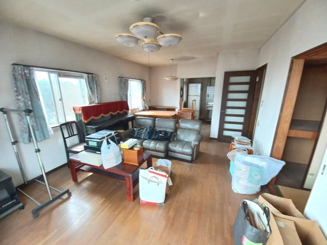 東松山市殿山町 中古戸建(5ＬＤＫＫ)2階にもキッチン有の居間・リビング