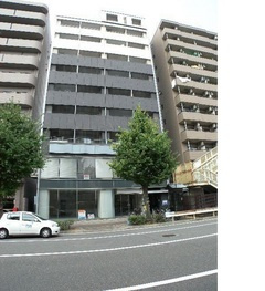 B&ホワイトMのエントランス