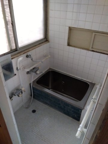 売中古戸建　沼津市大平の浴室|窓があるので明るい室内です。壁紙が白なので空間が広く感じます。