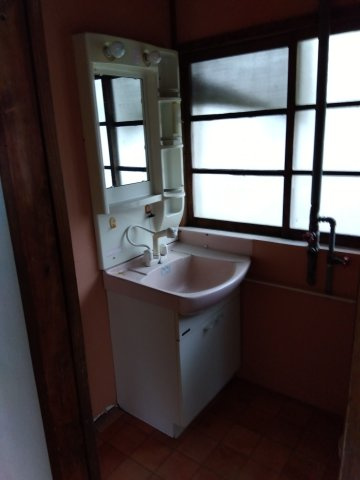 売中古戸建　沼津市大平の独立洗面台|独立洗面台があるので収納スペースも多くあります。鏡もあるので朝の支度にも便利です。