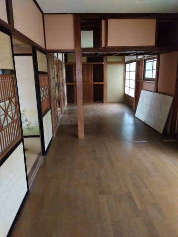 売中古戸建　沼津市大平の洋室|解放感のある間取りになっています。窓が多く明るい室内となっています。