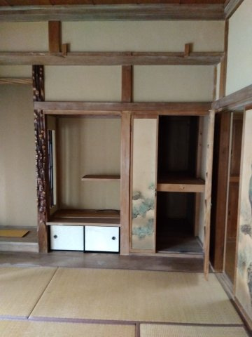 売中古戸建　沼津市大平の和室|押入れがあるので布団をしまっておく事も出来ます。使われている柱に趣きがありますね。