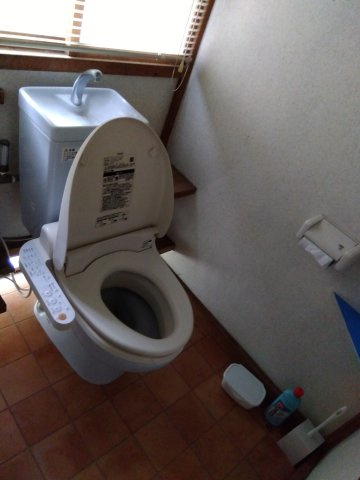 売中古戸建　沼津市大平のトイレ|トイレには窓があり明るい室内です。各階にあるので、忙しい朝やファミリー世帯は助かりますね。
