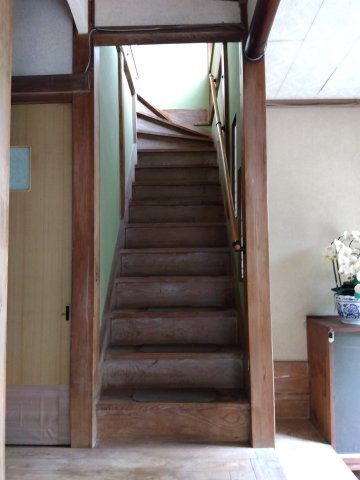 売中古戸建　沼津市大平の内装|ストレート階段なのでシンプルな見た目です。手摺が付いており安全です。