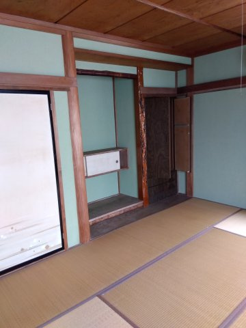 売中古戸建　沼津市大平の和室|和室には床の間があります。風情ある空間に癒されます。グリーンの壁紙がアクセントになっています。
