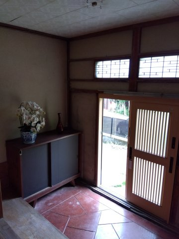 売中古戸建　沼津市大平の玄関|玄関は引き戸なので荷物の出し入れが楽です。風の入れ替えも出来て便利です。