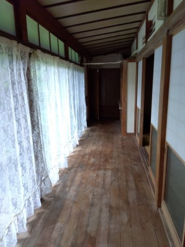 売中古戸建　沼津市大平の内装|窓がたくさんあります。室内にたっぷり入る日差しが嬉しいですね。