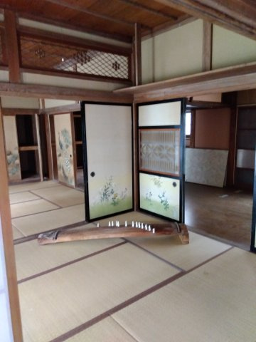 売中古戸建　沼津市大平の居間・リビング|室内とても解放感があります。建材がこだわられていて古民家風のお家になっています。