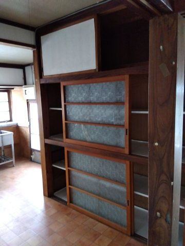 売中古戸建　沼津市大平の収納|キッチンには備え付けの収納があります。お皿や調理器具をしまってすっきりと使えます。