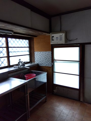 売中古戸建　沼津市大平のキッチン|キッチンには窓があり明るく開放的です。勝手口があるのでゴミ出しに便利です。
