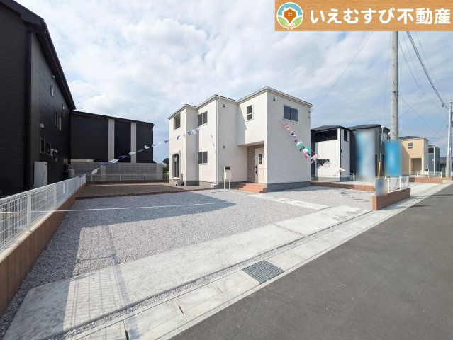 Livele Garden.S　大泉第10寄木戸の駐車場|並列3台駐車可能なゆとりのカースペース
複数台車をお持ちでも、お友達が遊びに来てもゆとりの駐車スペース！