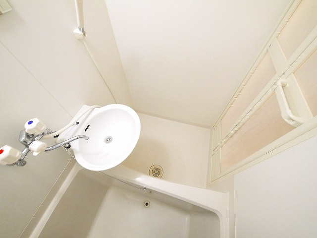 レオパレスリヴェールの浴室|落ち着いた空間のお風呂です