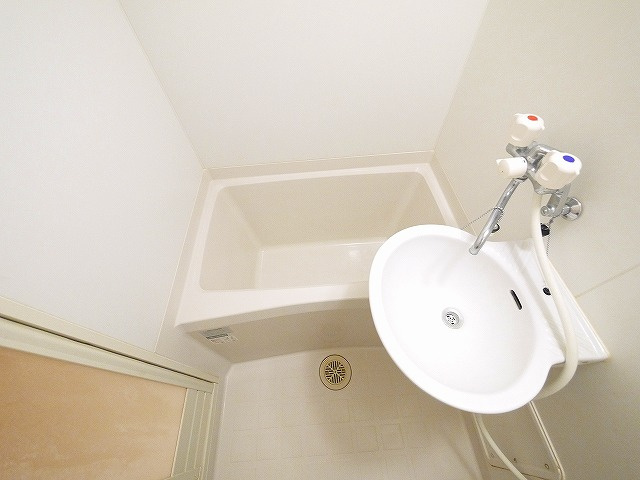 レオパレスリヴェールの浴室|ゆったり過ごせるお風呂です