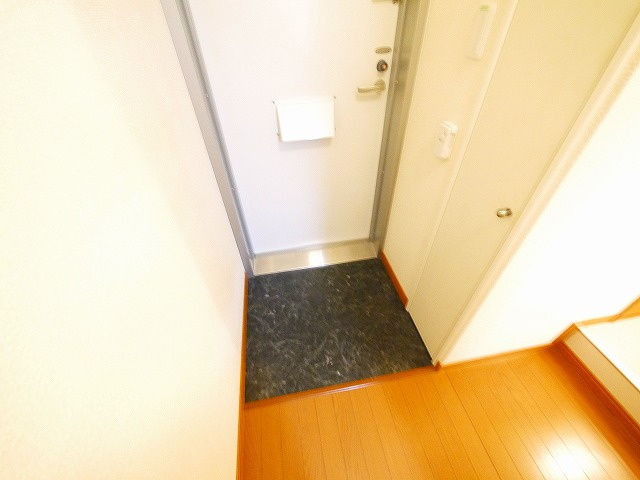 レオパレスリヴェールの玄関|収納もある玄関です