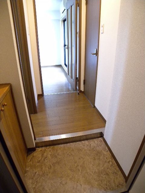 ルーセント堀川の玄関