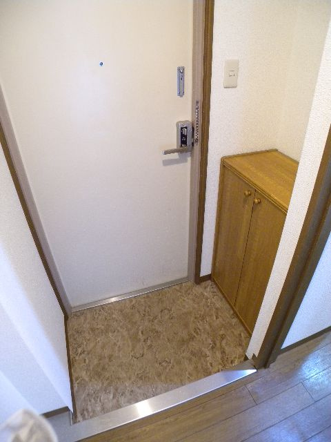 ルーセント堀川の玄関