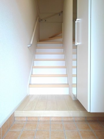 ビブレストⅤ　Ｂの玄関|明るい玄関です