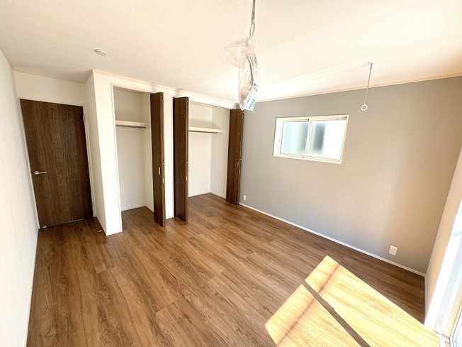 【寝室】 | 川越市稲荷町　未入居一戸建住宅　全9棟　（ふじみ野店） | 1階8.5帖/大きな家具を置いてもゆとりが残る広々としたお部屋。