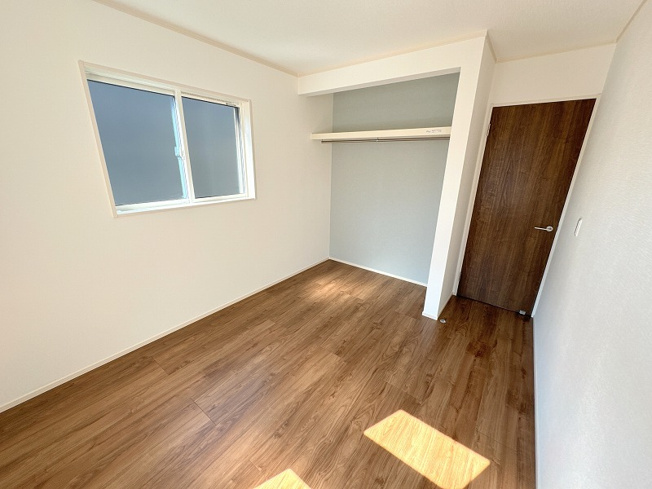 【洋室】 | 川越市稲荷町　未入居一戸建住宅　全9棟　（ふじみ野店） | 2階5.3帖/ナチュラルな仕様ですので様々なインテリアとよく馴染みます。