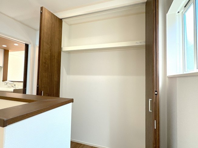 【収納】 | 川越市稲荷町　未入居一戸建住宅　全9棟　（ふじみ野店） | 1階、2階廊下にも収納スペースを備えています。
スッキリとした居住空間が叶い、気持ちよく生活できそうです。