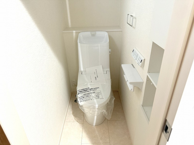 【トイレ】 | 川越市稲荷町　未入居一戸建住宅　全9棟　（ふじみ野店） | 清潔感のある温水洗浄機能付きトイレ。採光面もあり明るく快適な空間です。