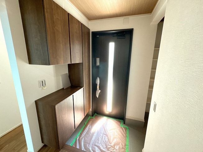 【玄関】 | 川越市稲荷町　未入居一戸建住宅　全9棟　（ふじみ野店） | コの字型のシューズボックス付。お気に入りの靴が増えてもスッキリとした玄関を保ちやすいです。