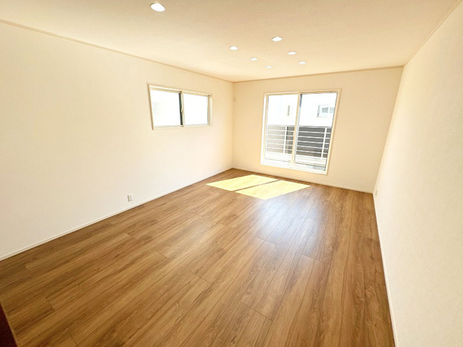 【居間・リビング】 | 川越市稲荷町　未入居一戸建住宅　全9棟　（ふじみ野店） | 暮らしの中心となるリビングは2階に設けられています。