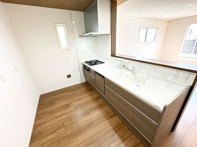 【キッチン】 | 川越市稲荷町　未入居一戸建住宅　全9棟　（ふじみ野店） | 食洗機、浄水器一体型水栓付のシステムキッチン。
お子様を見守りながら、ご家族と会話しながらお料理が出来る対面式を採用いたしました。