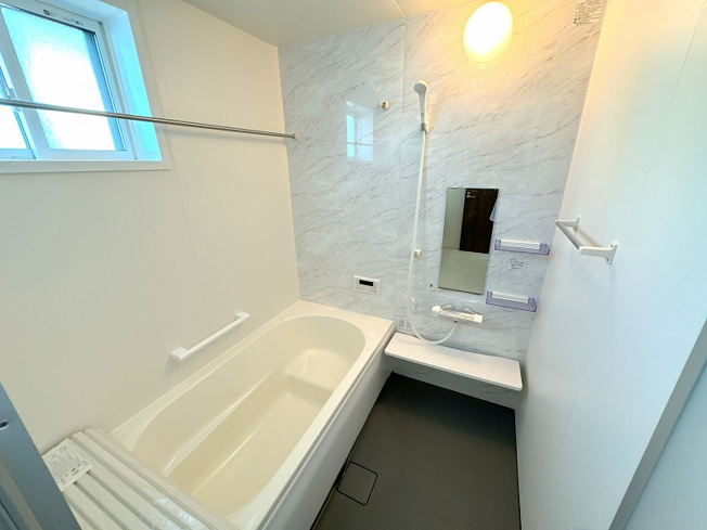 【浴室】 | 川越市稲荷町　未入居一戸建住宅　全9棟　（ふじみ野店） | 1日の疲れを癒す広々としたバスルーム。浴室暖房乾燥機付きですので天候を気にせずお洗濯ができますね。