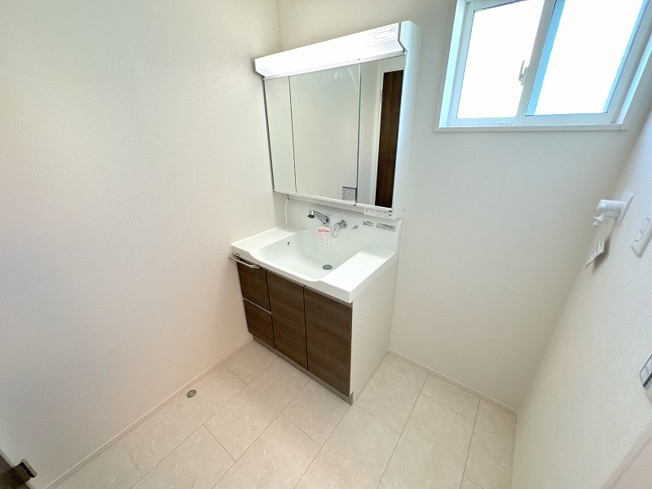 【独立洗面台】 | 川越市稲荷町　未入居一戸建住宅　全9棟　（ふじみ野店） | 身支度に便利な三面鏡付きの洗面化粧台。ボウルとカウンターに継ぎ目がないのでお手入れもラクラク。掃除がしやすく、いつでも清潔な状態を保つことができます。