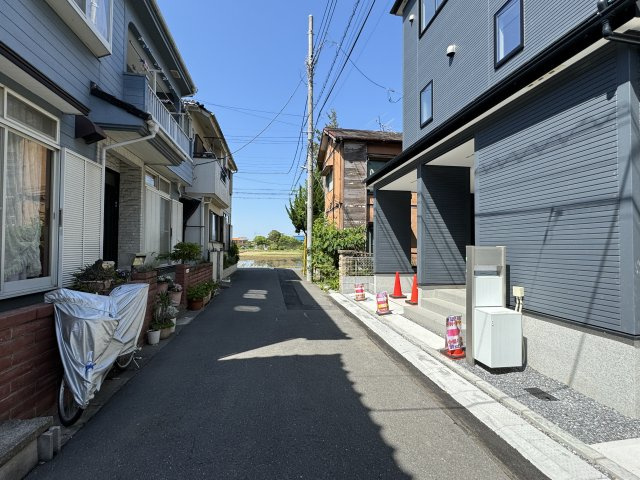 三郷市幸房新築戸建【幸房小学校：8分】の前面道路含む現地写真|南側前面道路