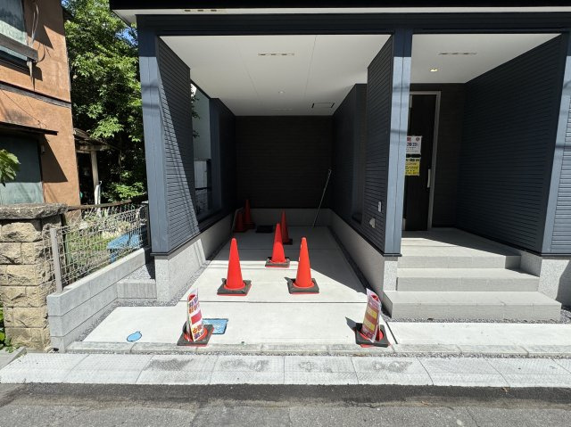 三郷市幸房新築戸建【幸房小学校：8分】の駐車場|愛車に優しいビルトインガレージ