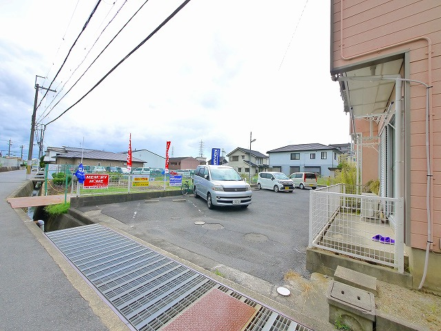 メゾン松塚の駐車場|駐車場があるので、車を買う予定の方も安心です