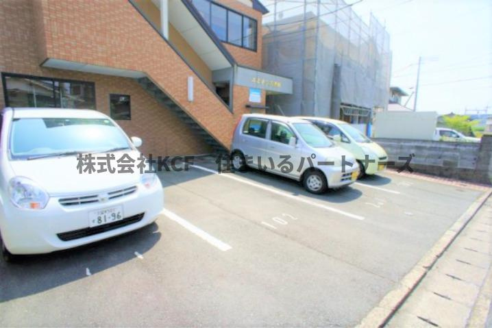 エミネンス津福の駐車場|車をお持ちの方に嬉しい駐車場付きの物件です