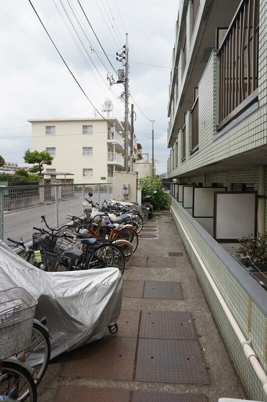 メゾンロートレックの駐車場