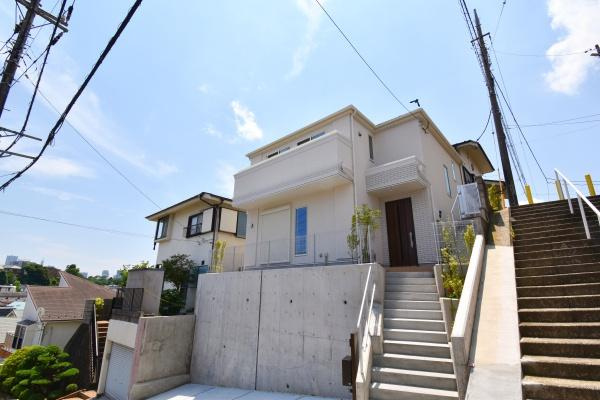 横浜市神奈川区白幡西町の新築一戸建の外観|堂々と完成しました！いつでもご案内可能です！
お車でご自宅まで送迎承ります。