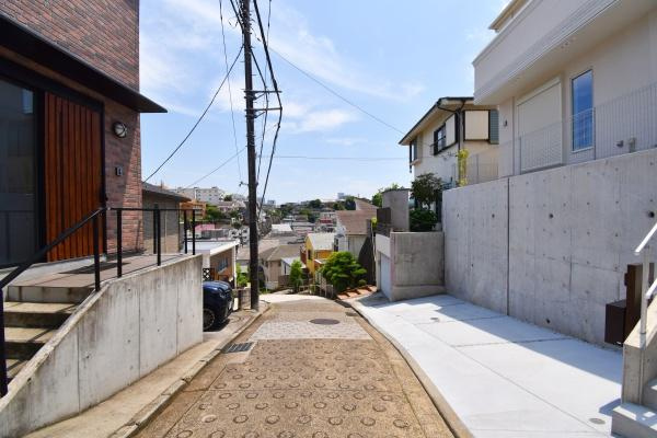 横浜市神奈川区白幡西町の新築一戸建の前面道路含む現地写真|車通りが少ない為、小さなお子様にも安心です。
是非一度、現地へ起こしください。

