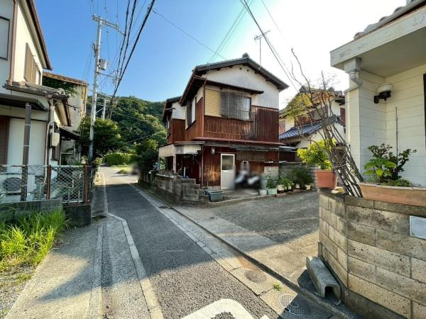 和歌山市和歌浦東1丁目　中古戸建の前面道路含む現地写真