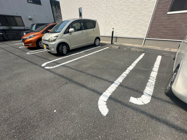 ワイズプランドールの駐車場